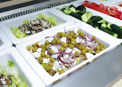 Овощи и салаты шведского стола обеденного зал «Скандинавия» санатория «Русь» в Ессентуках - фотография