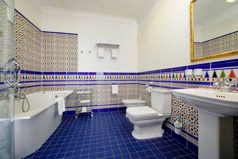 Ванная комната номера люкс восточный в санатории Русь в Ессентуках
